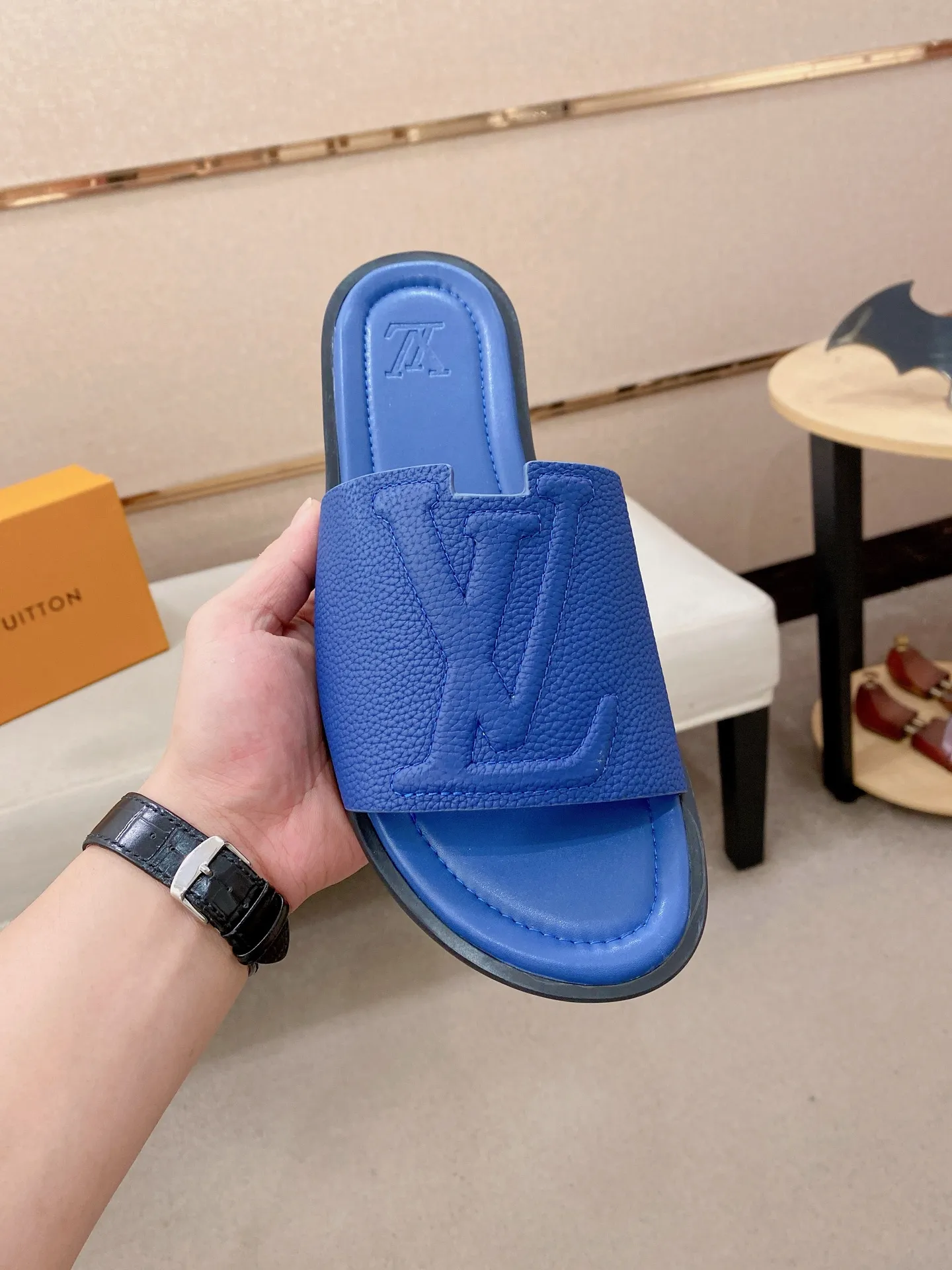 Men's shoes 💰: 340💰Made by LV🔍Top purchasing agents. Men's spring and summer slippers are available at the same counter. The uppers are imported cowhide from Italy, with logo graphics and high-quality craftsmanship. Soles: original soles specially provided by the original factory. Exclusive movable molded soles are super comfortable. Original goods follow orders. 🔍🔍High quality. You can enter and exit the counter at will. Welcome to compare. Size 38-44. Can be customized45